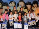 รองประธานประเทศNguyễn Thị Doanมอบของขวัญให้แก่นักเรียนที่ยากจนในจังหวัดLào Cai