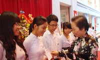 รองประธานประเทศNguyễn Thị Doan มอบทุนการศึกษาให้แก่เด็กที่ยากจน