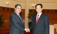  นายกรัฐมนตรีเวียดนามNguyễn Tấn Dũngให้การต้อนรับรัฐมนตรีกระทรวงกลาโหมไทย พลอากาศเอก สุกำพล สุวรรณทัด