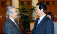 นายกรัฐมนตรีเวียดนามNguyễn Tấn Dũngให้การต้อนรับอดีตนายกรัฐมนตรีมาเลเซียบาดาวี