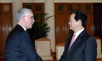 นายกรัฐมนตรีเวียดนามNguyễn Tấn Dũngให้การต้อนรับรัฐมนตรีกระทรวงทรัพยากรณ์มนุษย์ของฮังการี