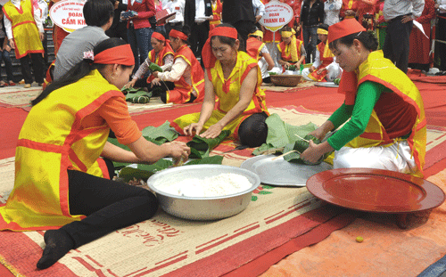 เทศกาลแข่งขันห่อbánh chưngหรือข้าวต้มมัดเวียดนามทำbánh giày จังหวัด  Phú Thọ ครั้งที่๑