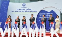 นายกรัฐมนตรีNguyễn Tấn Dũng เข้าร่วมพิธีเปิดโรงงานผลิตนมผงสำหรับเด็ก