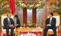 นายกรัฐมนตรีเวียดนามNguyễn Tấn Dũngให้การต้อนรับรองประธานแนวร่วมจีน