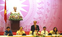 ประธานรัฐสภาNguyễn Sinh Hùngพบปะกับคณะตัวแทนตำรวจรุ่นใหม่ดีเด่น