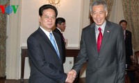 นายกรัฐมนตรีเวียดนามNguyễn Tấn Dũngพบปะกับบรรดาผู้นำสิงคโปร์