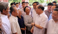 ประธานรัฐสภาเวียดนามเหงวียนซิงหุ่งพบปะกับผู้มีสิทธิ์เลือกตั้งอำเภอแถกห่า