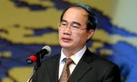 รองนายกรัฐมนตรีเวียดนามเหงวียนเถี่ยนเญินพูดคุยกับเจ้าหน้าที่บริหารกองเยาวชน