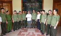 ประธานรัฐสภาเวียดนามเหงวียนซิงหุ่งพบปะหารือกับพรรคสาขาตำรวจส่วนกลาง