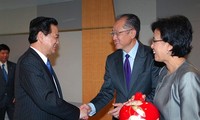 นายกรัฐมนตรีเวียดนามเหงวียนเติ้นหยุงให้การต้อนรับผู้นำธนาคารโลกและกองทุนการเงินระหว่างประเทศ