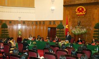 นายกรัฐมนตรีเวียดนามเหงวียนเติ้นหยุงให้การต้อนรับบรรดาผู้แทนรัฐสภาที่เป็นสตรี