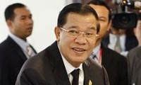 สมเด็จฮุนเซนนายกรัฐมนตรีกัมพูชาเรียกร้องให้ทหารกัมพูชาและไทย  มีความอดกลั้น