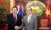 ท่านเหงวียนซิงหุ่ง ประธานรัฐสภาเวียดนามให้การต้อนรับท่านซาคีอากีอิน เอลเบกดอร์ช ประธานาธิบดีมองโกเลี