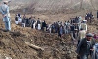  เหตุดินถล่มที่ประเทศอาฟกานิสถานทำให้มีผู้เสียชีวิตอย่างน้อย ๓๕๐ คน