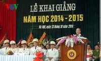 ท่านเหงวียนซิงหุ่งประธานรัฐสภาเวียดนามเข้าร่วมพิธีเปิดปีการศึกษาใหม่ของสถาบันตำรวจ