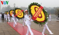 ผู้นำพรรคและรัฐเข้าเคารพศพประธานโฮจิมินห์ ณ หอเก็บศพ ในโอกาสเทศกาลตรุษเต๊ตปีมะแม๒๐๑๕