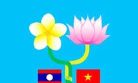  รองนายกรัฐมนตรีเวียดนามเหงวียนซวนฟุกส่งดอกไม้อวยพรสถานทูตลาว