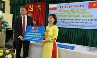 Посольство Польши в Ханое подарило компьютеры вьетнамо-польской школе