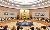 Премьер-министр Нгуен Суан Фук председательствовал на ноябрьском правительственном заседании 