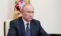 Президент России Владимир Путин призвал активнее продвигать продукцию нефтехимии