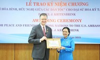 Награждение посла США во Вьетнаме памятной медалью «За мир и дружбу между народами»