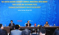 Мировое сообщество высоко оценило организованное Вьетнамом заседание по разминированию и обезвреживанию оставшихся после войны бомб и мин