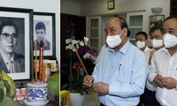 Президент Нгуен Суан Фук зажег благовония в память о покойных руководителях Партии и Государства Вьетнама