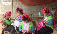 Причудливая национальная одежда женщин – представительниц народности белые монги