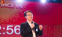 Молодой вьетнамский преподаватель умения вести дебаты 
