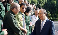 Президент Нгуен Суан Фук: Следует преумножать традиции образцовых молодых добровольцев