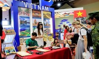 Международные друзья знакомятся с вьетнамской культурой на Армейских играх 2022.