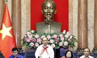 Президент Нгуен Суан Фук: дети должны преумножать достижения предыдущих поколений в учебе