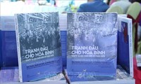 Город Хошимин представил книгу «Борьба за мир»