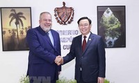 Председатель Нацсобрания Выонг Динь Хюэ встретился с премьер-министром Кубы Мануэлем Марреро Крузом