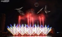 4-я ночь Международного фестиваля фейерверков Дананга: Великобритания и Польша отражают красоту природы на небе 