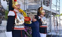 Президент Во Ван Тхыонг возлагает венок к Мемориалу отечества в Риме