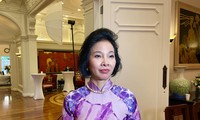 Ознакомление американских и международных друзей с квинтэссенцией вьетнамского платья аозай