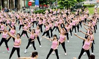 Более 700 женщин в южновьетнамских провинциях выступили в аэробике по случаю Дня вьетнамских женщин