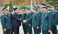 Председатель НС Выонг Динь Хюэ поздравил авиационный 921-й полк   с лунным новым годом 