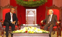 Trao Kỷ niệm chương “Vì hòa bình, hữu nghị giữa các dân tộc” tặng Đại sứ Cuba tại Việt Nam