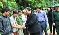 Phó Chủ tịch Thường trực Quốc hội Tòng Thị Phóng thăm các gia đình  thiệt hại do mưa lũ tại Hòa Bình