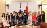 Chủ tịch Quốc hội thăm và làm việc với cán bộ, nhân viên Đại sứ quán Việt Nam tại Australia