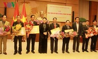 Chủ tịch Quốc hội Nguyễn Thị Kim Ngân trao Huy hiệu Đảng tặng đảng viên Đảng bộ cơ quan VP Quốc hội