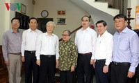 Tổng Bí thư Nguyễn Phú Trọng thắp hương tưởng nhớ các nguyên lãnh đạo Đảng, Nhà nước