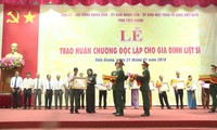 Trao Huân chương Độc lập và tặng quà Tết cho hộ nghèo, gia đình liệt sĩ tỉnh Tiền Giang