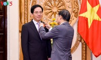 Trao Huân chương Hữu nghị cho Đại sứ Trung Quốc tại Việt Nam