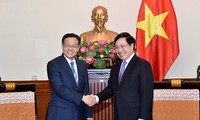 Phó Thủ tướng Phạm Bình Minh tiếp Chủ tịch Chính quyền Khu tự trị dân tộc Choang Quảng Tây