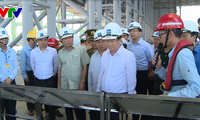 Phó Thủ tướng Trịnh Đình Dũng kiểm tra công tác chuẩn bị vận hành thử nghiệm lò cao số 2 của Fomosa 
