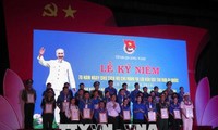 Người Việt Nam hưởng ứng phong trào thi đua yêu nước