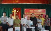Phó Chủ tịch Thường trực Quốc hội Tòng Thị Phóng thăm, tặng quà người có công tại Nghệ An